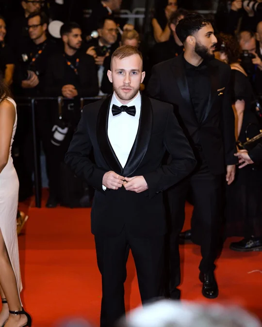 Red-carpet counterexample: tuxedo and bow tie