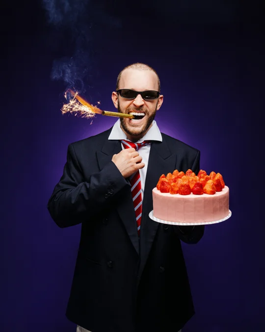 Birthday styling: loose tie and cake